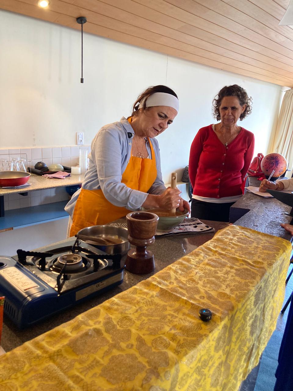 Participantes preparando alimentos no Módulo 1