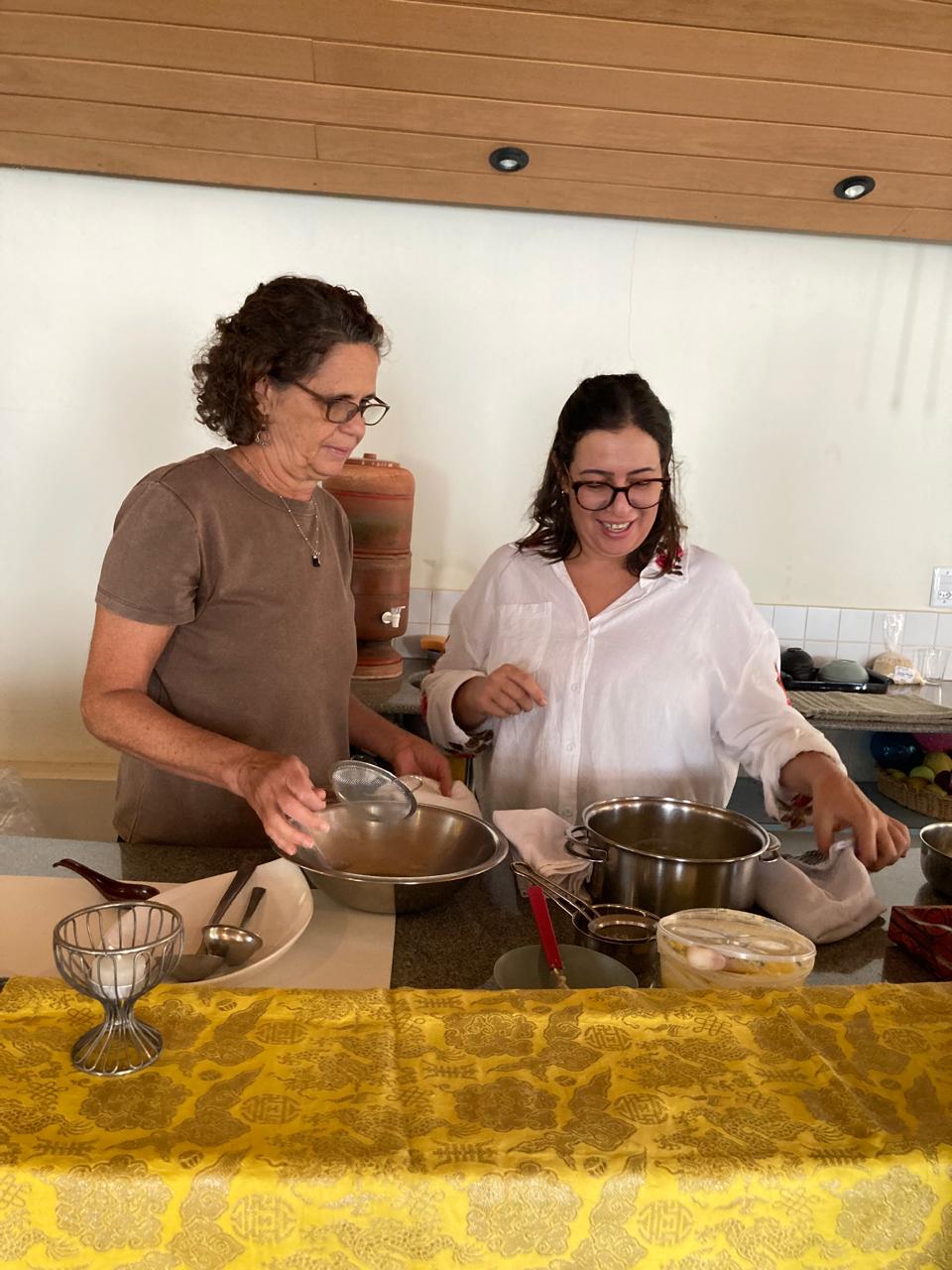 Participantes consultando material do curso