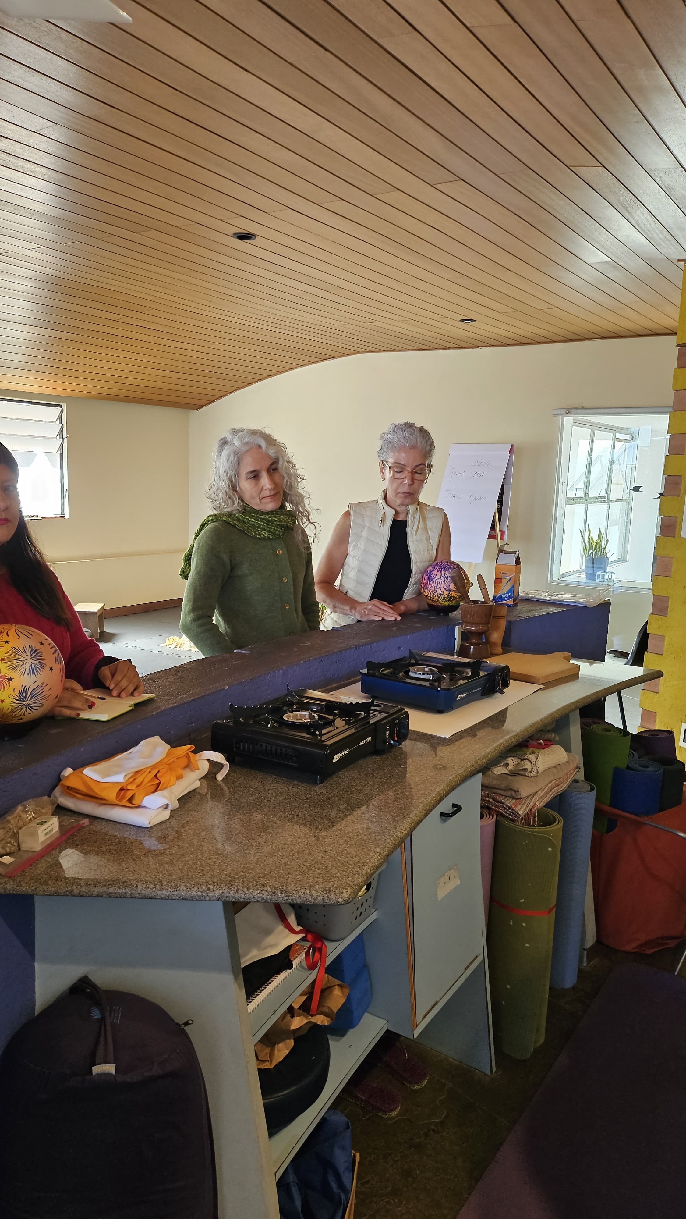 Participantes organizando utensílios e alimentos